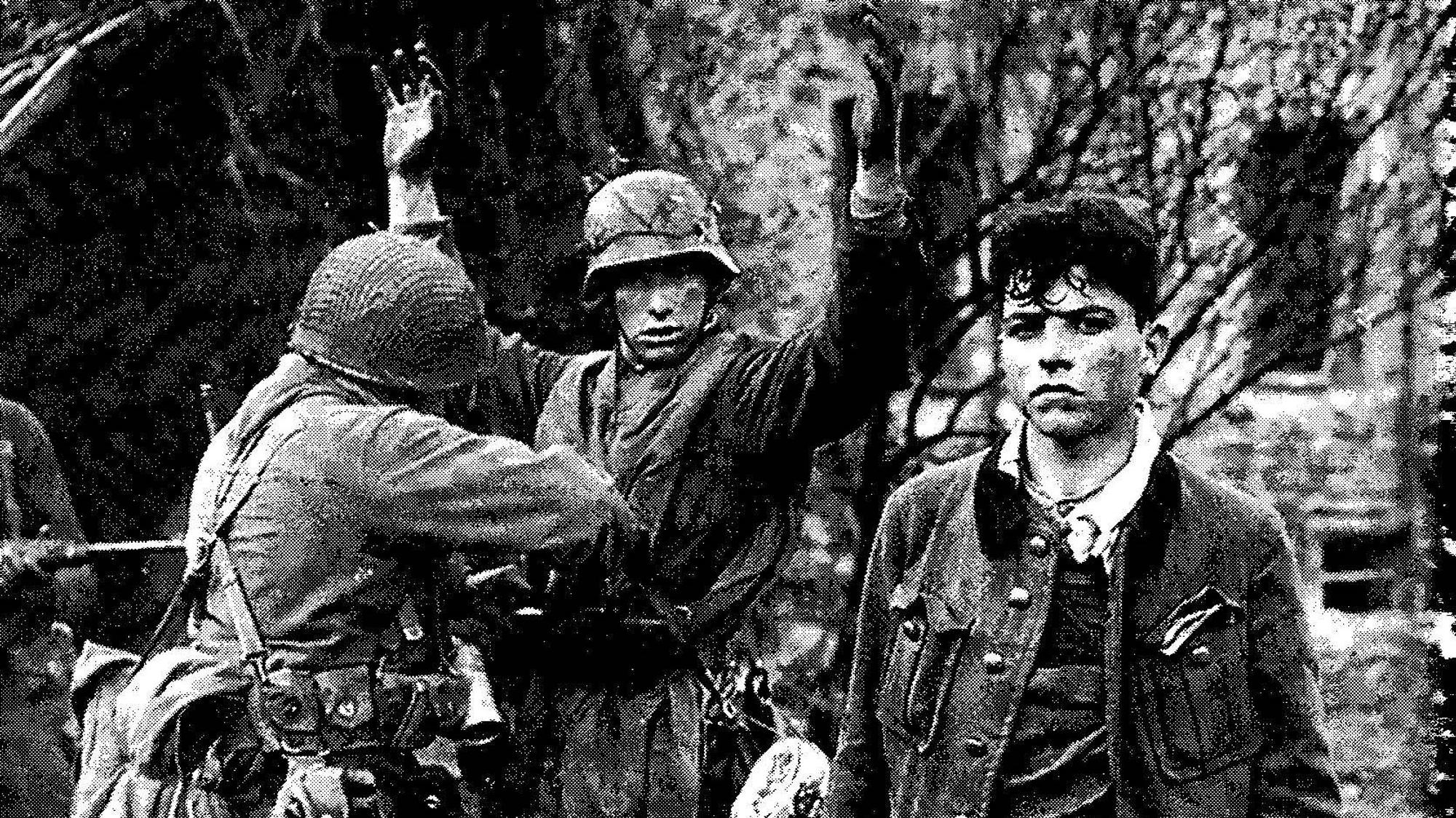 Zu sehen sind Soldaten auf einem Foto vom Ende des Zweiten Weltkriegs.