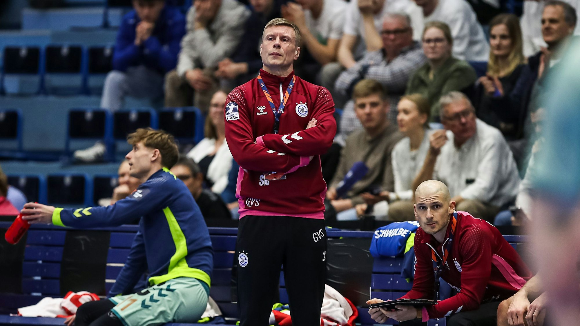 Gudjon Valur Sigurdsson steht nachdenklich an der Seitenlinie