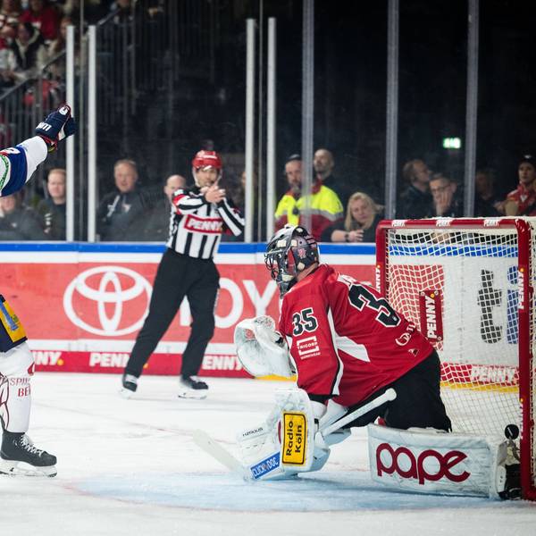 Tor für Berlin: Manuel Wiederer (l) jubelt nach seinem Treffer zum 3:0 gegen Haie-Goalie Julius Hudacek.