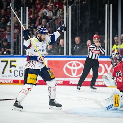 Tor für Berlin: Manuel Wiederer (l) jubelt nach seinem Treffer zum 3:0 gegen Haie-Goalie Julius Hudacek.