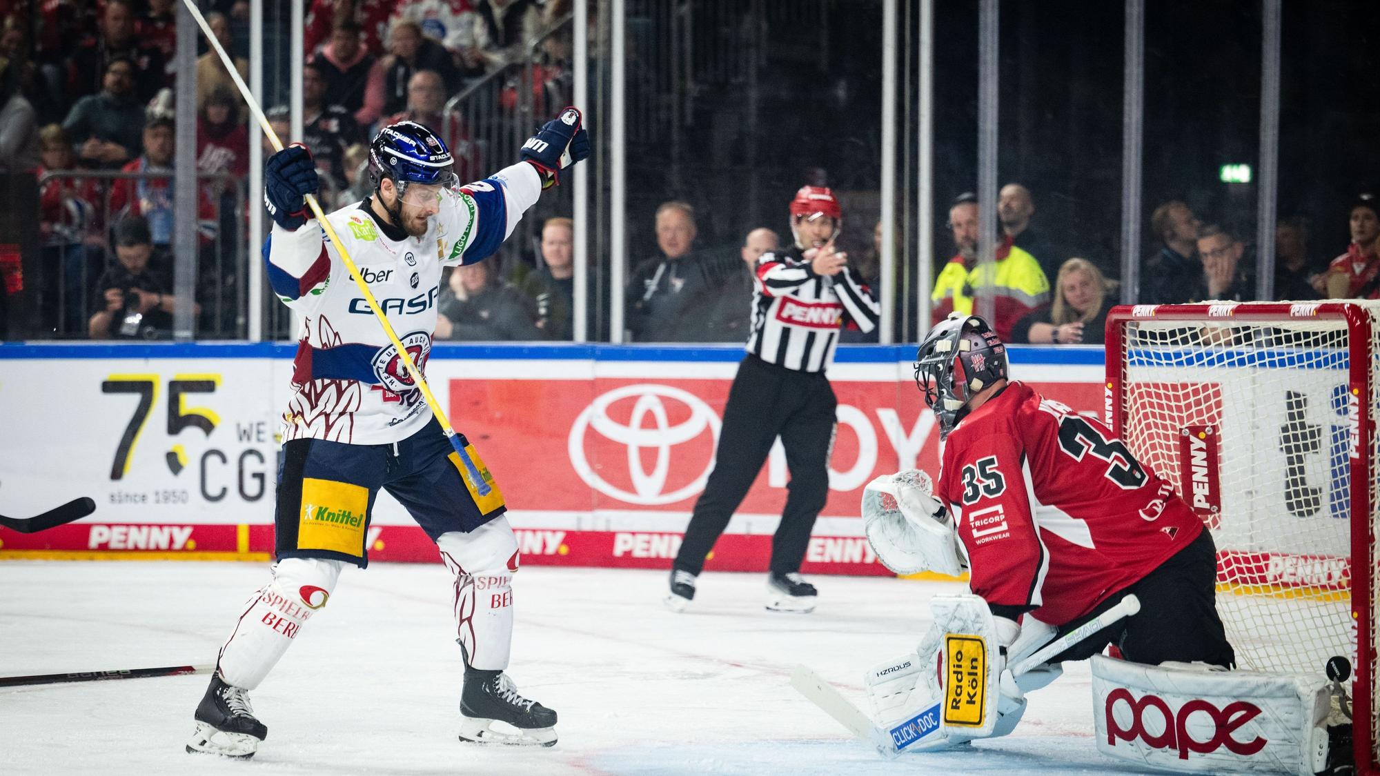 Tor für Berlin: Manuel Wiederer (l) jubelt nach seinem Treffer zum 3:0 gegen Haie-Goalie Julius Hudacek.