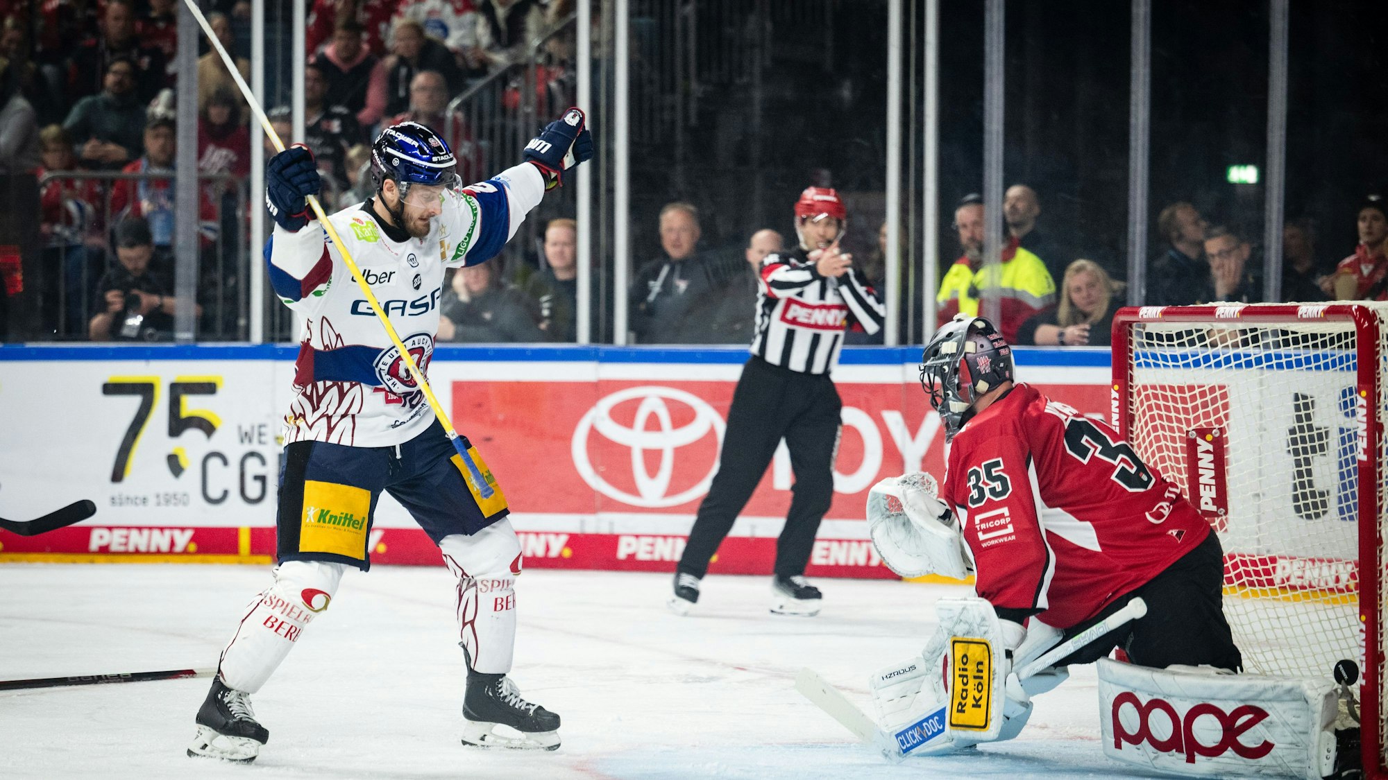 Tor für Berlin: Manuel Wiederer (l) jubelt nach seinem Treffer zum 3:0 gegen Haie-Goalie Julius Hudacek.