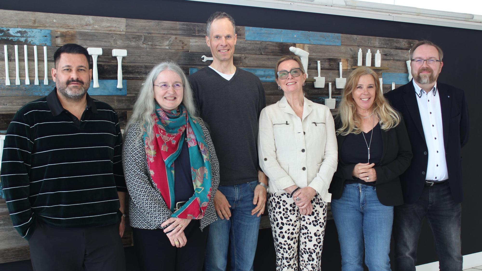 Das Foto zeigt die Jury-Mitglieder und Vertreter der Stifter der Preise im Keramion.