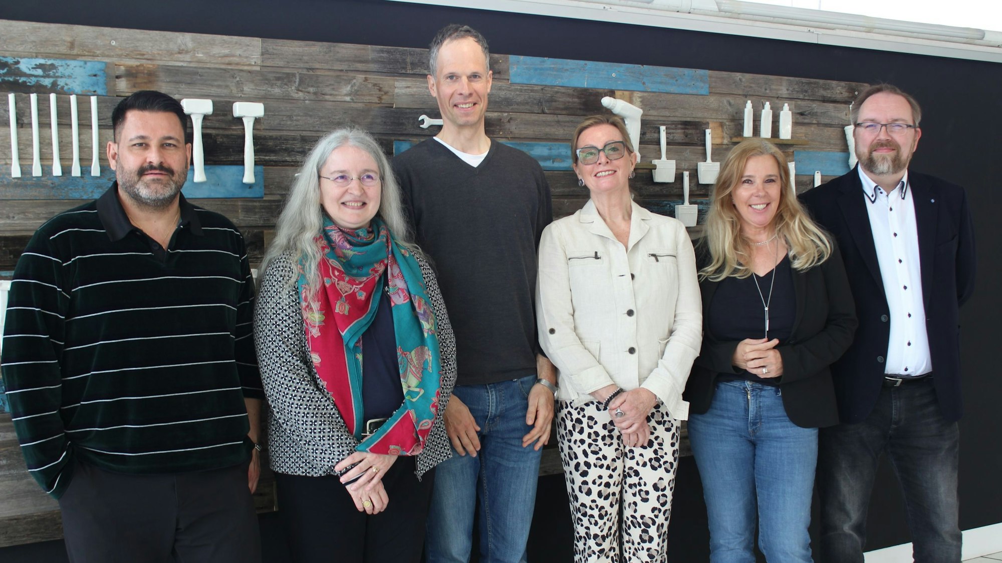 Das Foto zeigt die Jury-Mitglieder und Vertreter der Stifter der Preise im Keramion.