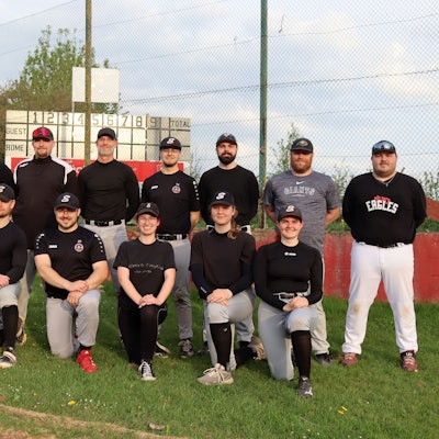 Die Zülpich Eagles stellten sich beim Training zum Mannschaftsfoto auf.