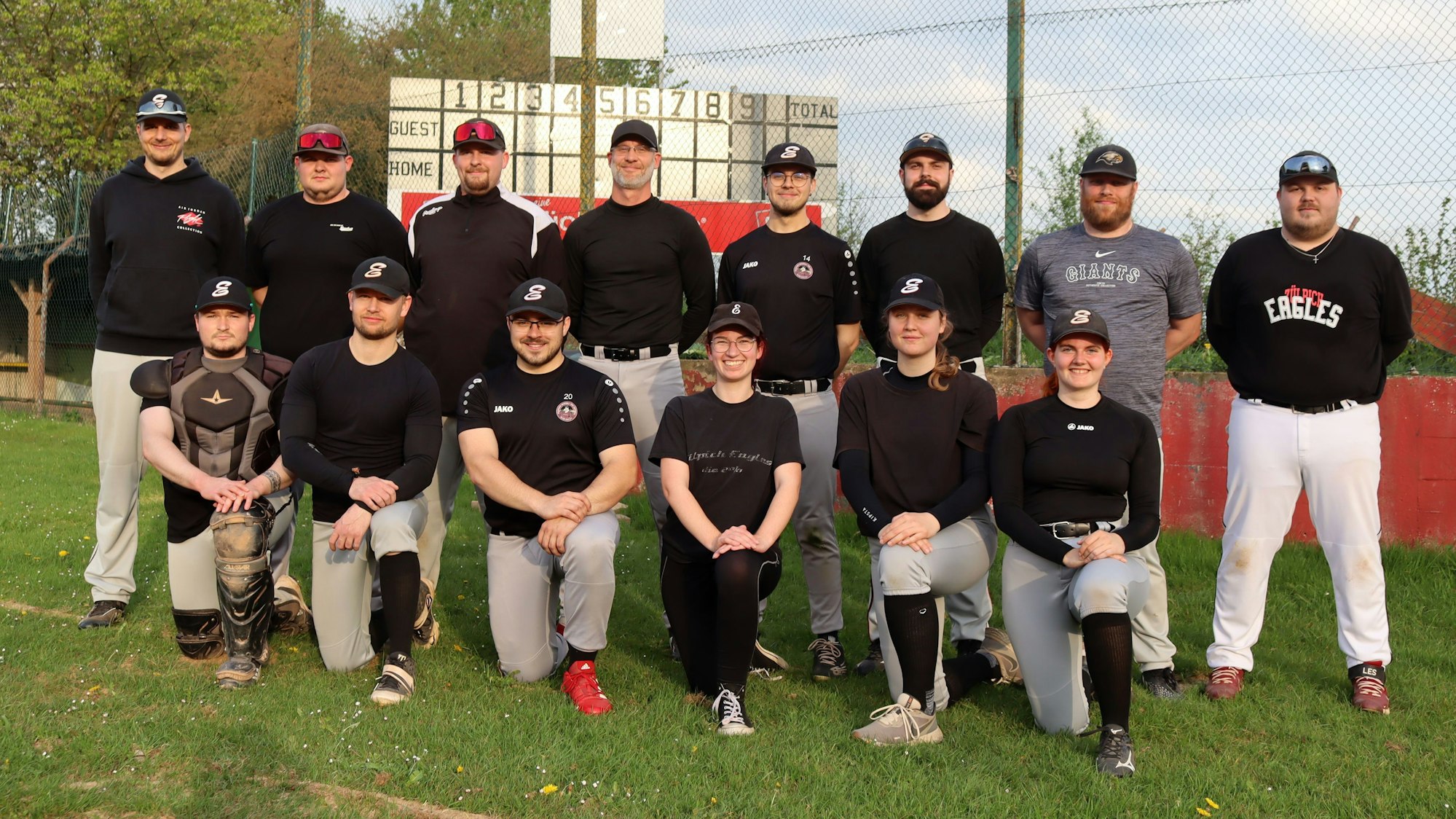 Die Zülpich Eagles stellten sich beim Training zum Mannschaftsfoto auf.