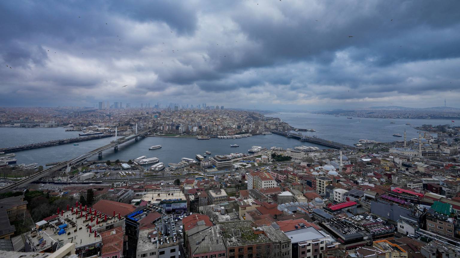 Istanbul: Das Beben ereignete sich um kurz vor 13 Uhr Ortszeit (12 Uhr MESZ) vor dem Küstenort Silivri im Marmara-Meer, wie die Nationale Katastrophenschutzbehörde Afad sowie Innenminister Ali Yerlikaya mitteilten.