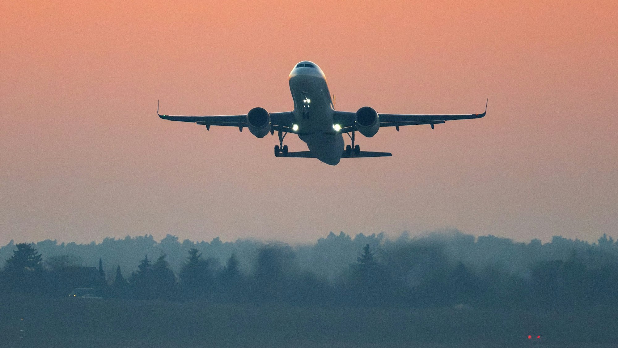 Eine Passagiermaschine startet von der Südbahn des Flughafens Berlin Brandenburg.