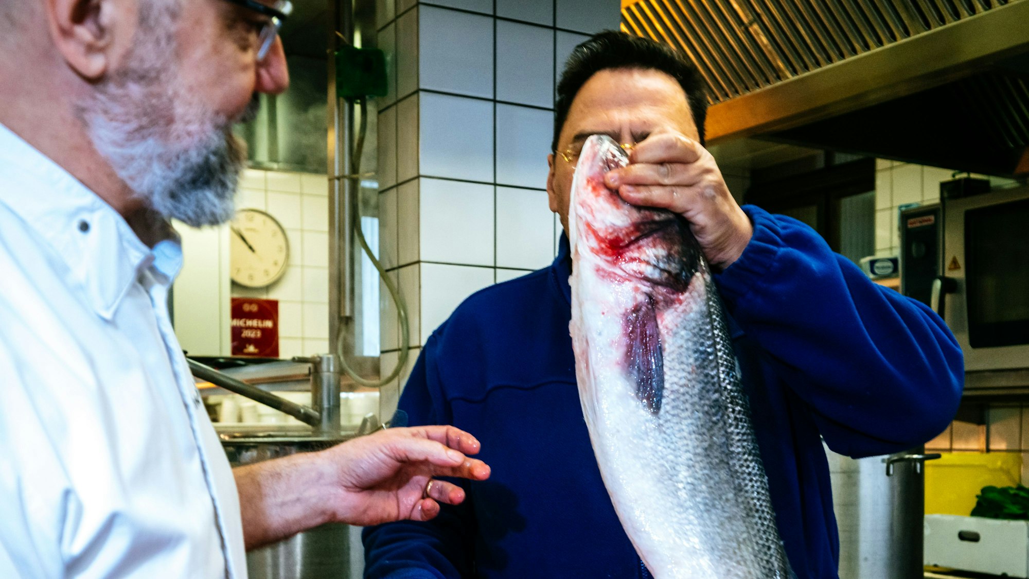 Nur die besten Zutaten: Eric Menchon (links) begutachtet eine Lieferung Wolfsbarsch.