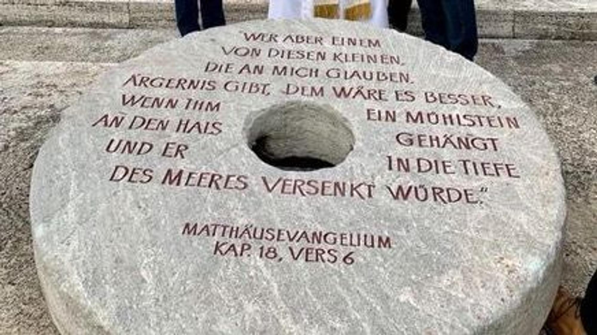 Der Mühlstein ist 1,4 Tonnen schwer und 1,40 Meter groß.