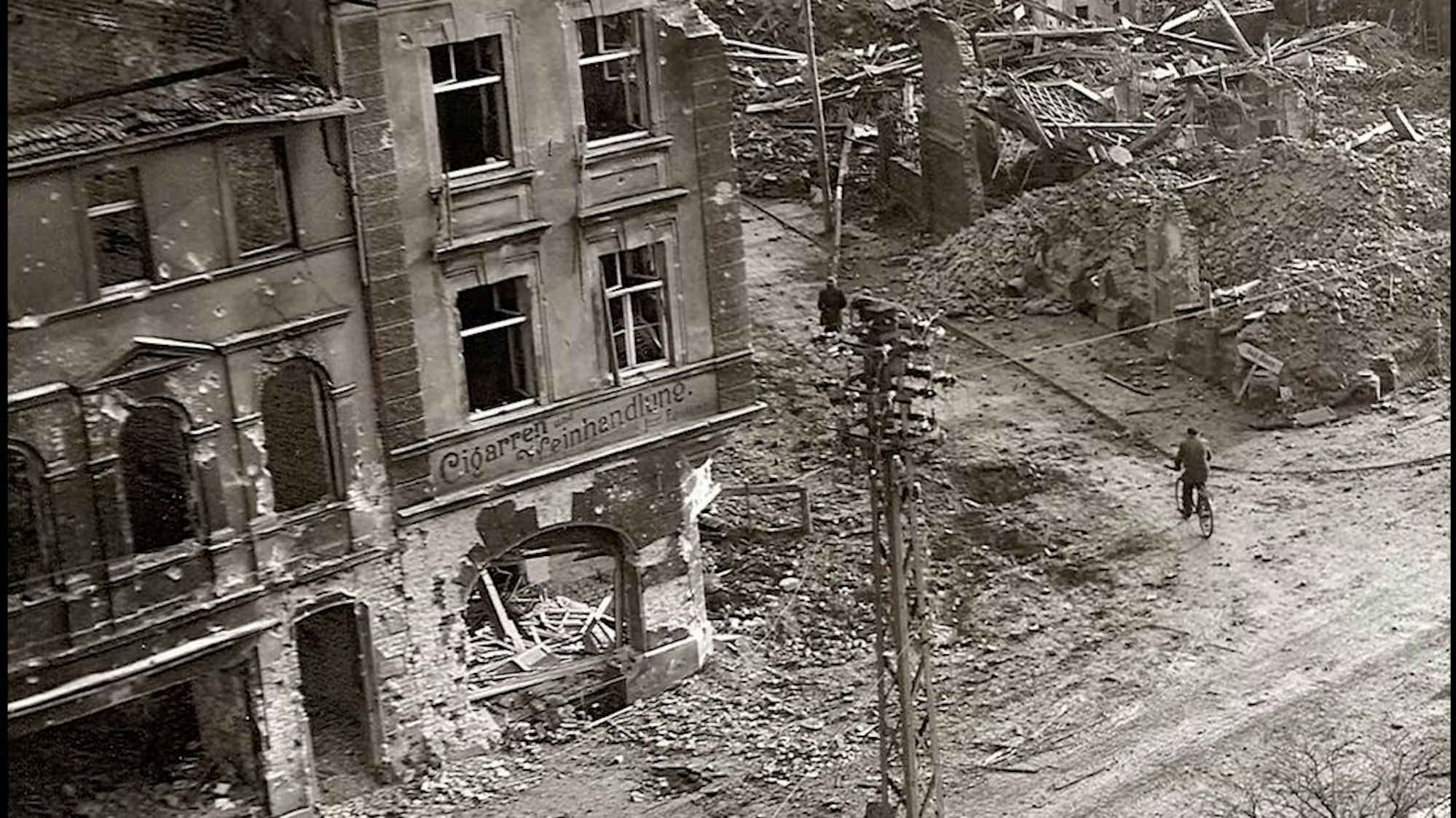 Zu sehen ist eine von Bomben zerstörte Innenstadt auf einem alten Schwarz-Weiß-Foto.