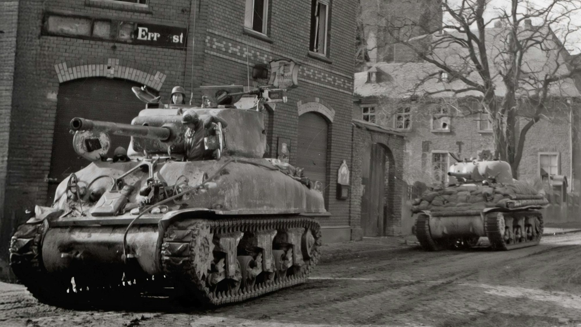 Zu sehen sind zwei amerikanische Panzer in Kerpen auf einem alten Schwarz-Weiß-Foto.