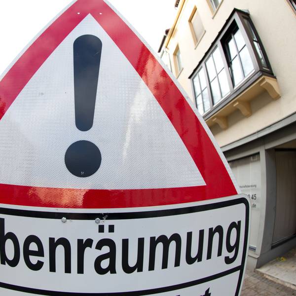 ARCHIV - 27.10.2013, Niedersachsen, Osnabrück: Auf einem Verkehrsschild wird auf eine Bombenräumung hingewiesen. Zum zweiten Mal in dieser Woche wird am Donnerstag in Köln ein Blindgänger entschärft. Teile der Unikliniken müssen geräumt werden. Rund 5800 Anwohner sind von der Evakuierung betroffen. Erst am vergangenen Dienstag mussten rund 10 000 Beschäftigte ihre Arbeitsplätze verlassen. (zu dpa: «Weltkriegsbombe gefunden: Stopp auf Bahnstrecken in Münster») Foto: Friso Gentsch/dpa +++ dpa-Bildfunk +++