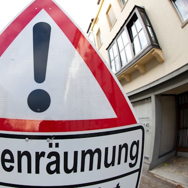 ARCHIV - 27.10.2013, Niedersachsen, Osnabrück: Auf einem Verkehrsschild wird auf eine Bombenräumung hingewiesen. Zum zweiten Mal in dieser Woche wird am Donnerstag in Köln ein Blindgänger entschärft. Teile der Unikliniken müssen geräumt werden. Rund 5800 Anwohner sind von der Evakuierung betroffen. Erst am vergangenen Dienstag mussten rund 10 000 Beschäftigte ihre Arbeitsplätze verlassen. (zu dpa: «Weltkriegsbombe gefunden: Stopp auf Bahnstrecken in Münster») Foto: Friso Gentsch/dpa +++ dpa-Bildfunk +++