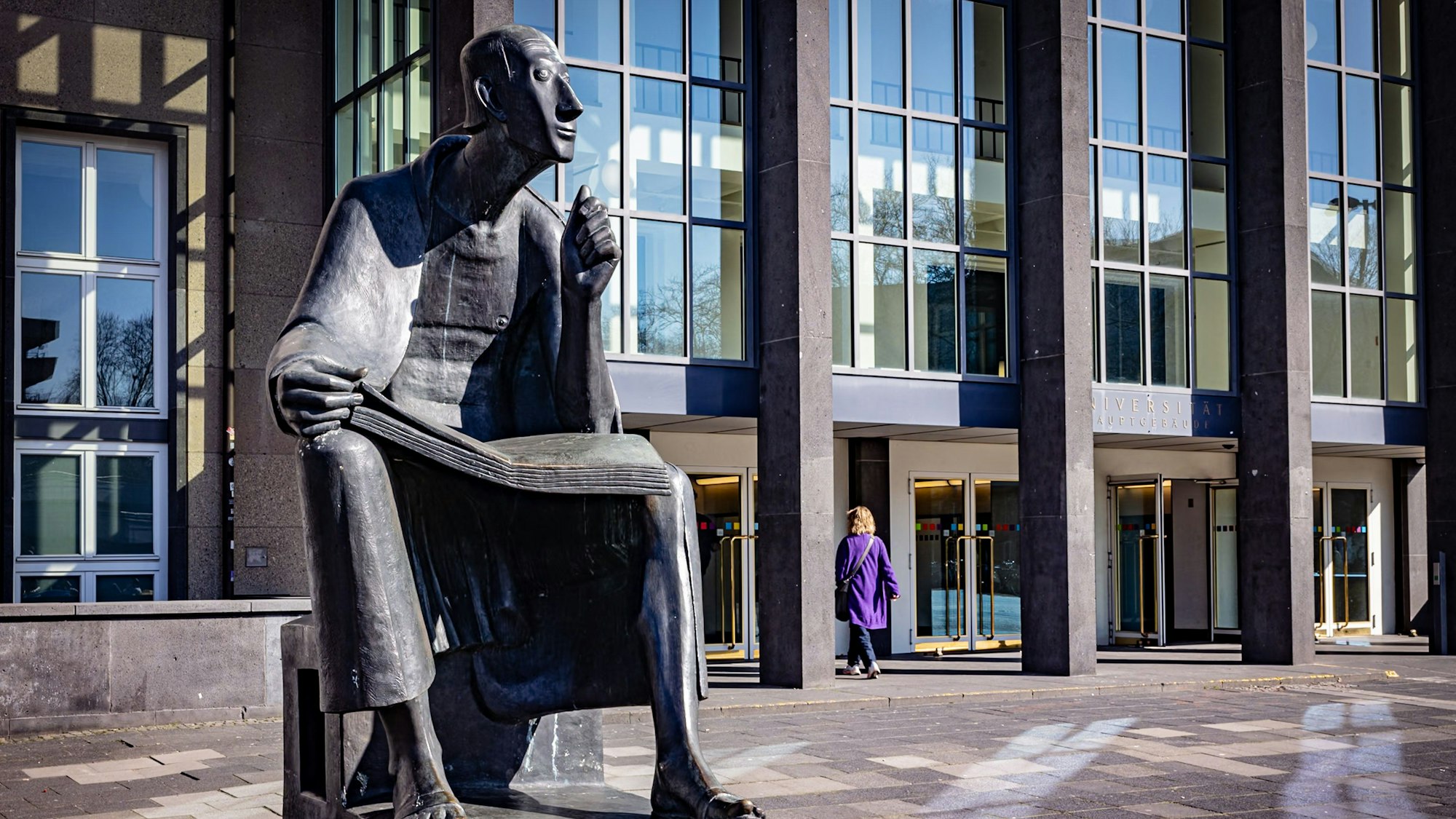Der Albertus-Magnus-Platz mit dem Hauptgebäude der Uni Köln.