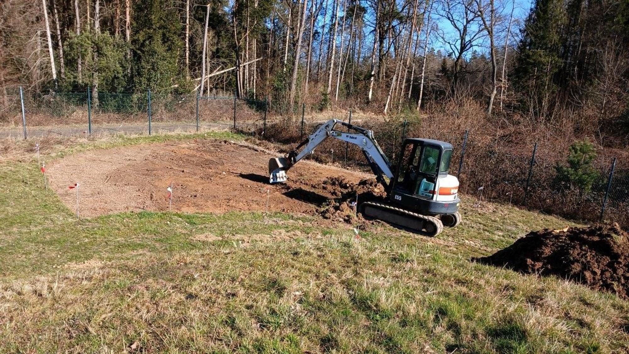 Bei Obersaurenbach in der Gemeinde Ruppichteroth wurde auf dem Grundstück der GWR ein Bagger zum Abplaggen der Grassode vor dem Einsäen mit Heidekraut eingesetzt, weil Handarbeit zu mühselig war.