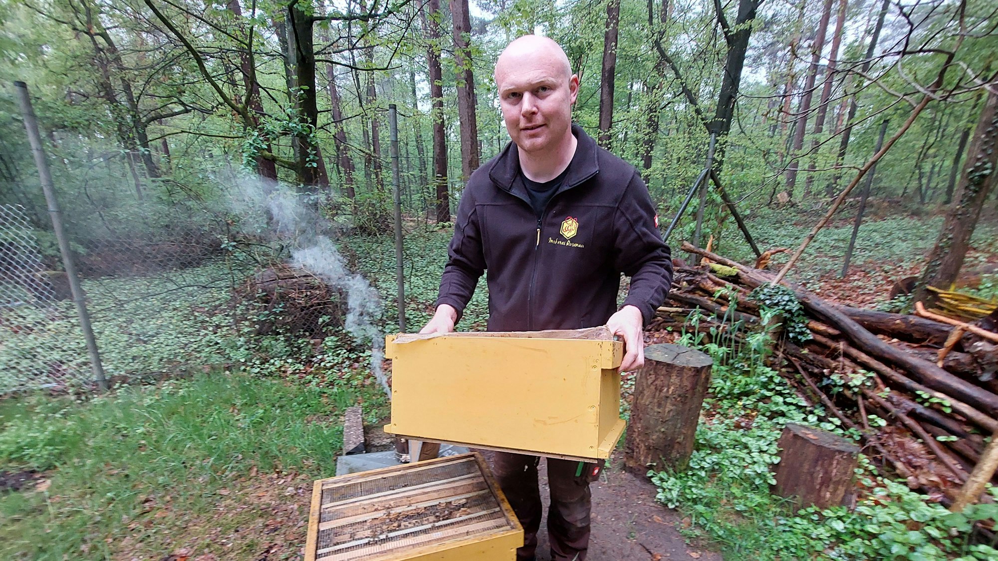 Der Imkerverein Troisdorf unterhält im Waldpark seit 1980 einen Lehrbienenstand. Thomas Rosenau ist der Vorskitzende seit 2012