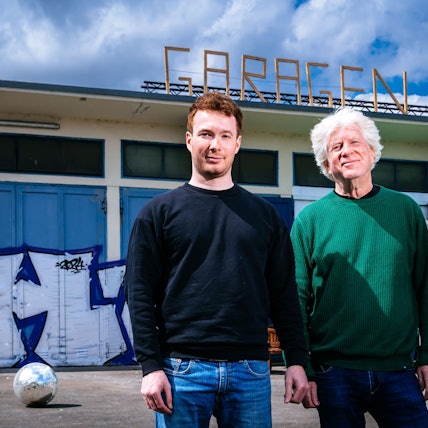 Zwei Generationen Veranstaltungs-Expertise: David Pick (links) und Micki Pick vor den „Garagen“.