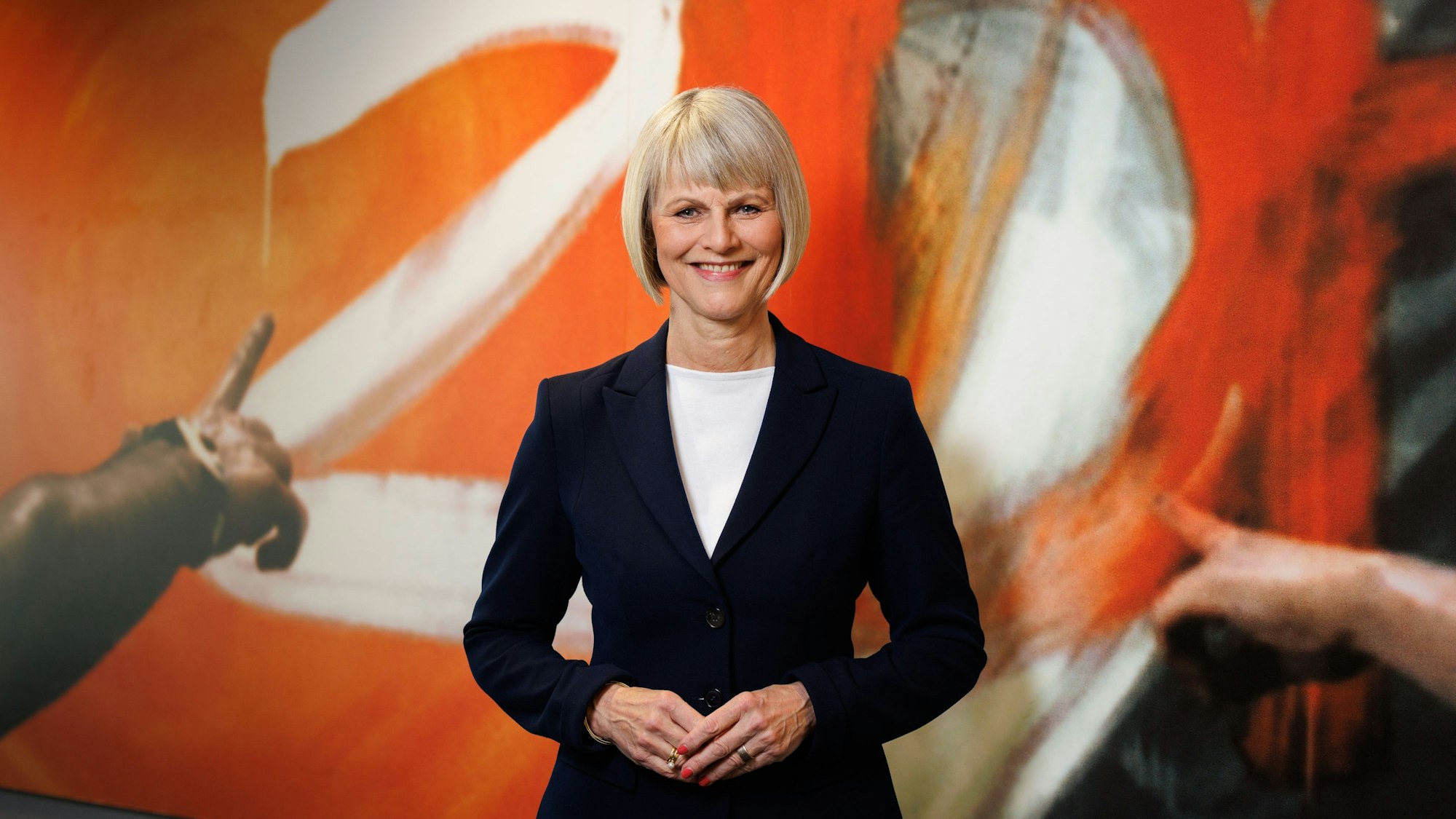 Gundula Gause, ZDF-Nachrichtenmoderatorin, steht im Gebäude des ZDF.