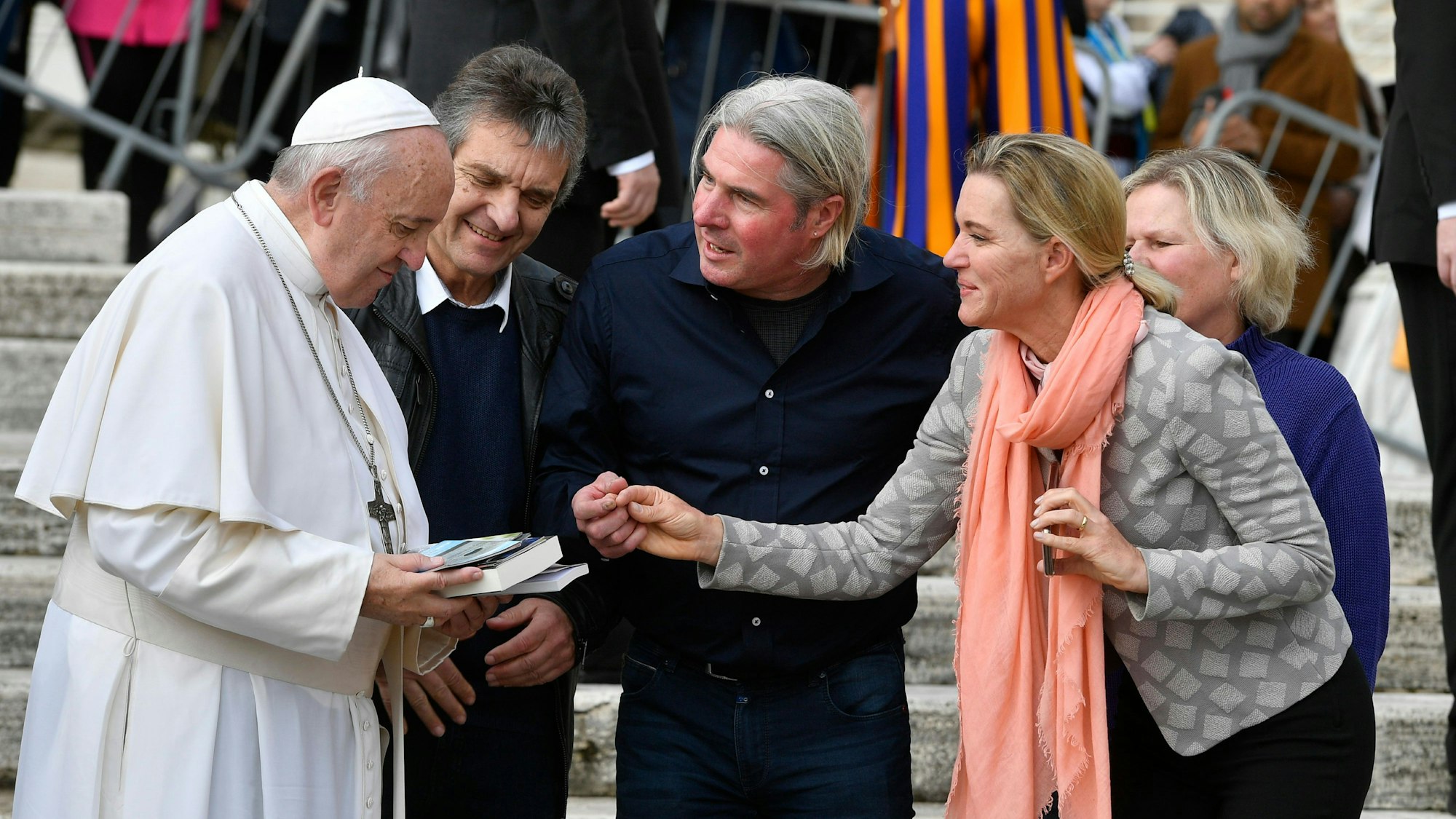 Auch die Ehefrauen der beiden Männer dürften bei der Audienz mit dem Papst Franziskus teilnehmen.