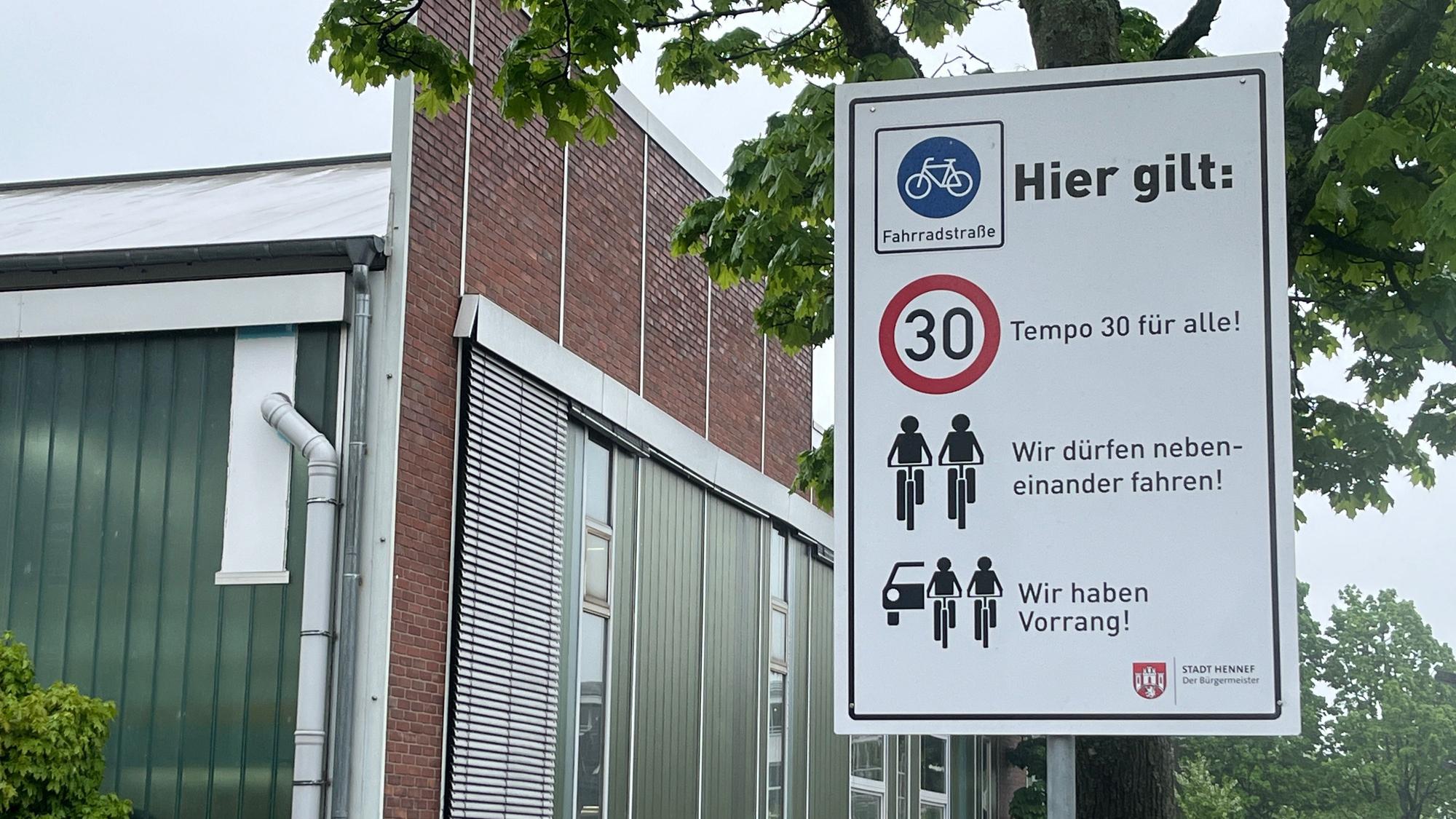 Auf Schildern werden die Spielregeln einer Fahrradstraße erklärt.