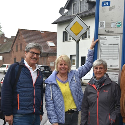 Zu sehen sind die Lokalpolitiker Helmut Paul, Elisabeth Hülsewig, Anne Keller und Georg Linzbach.