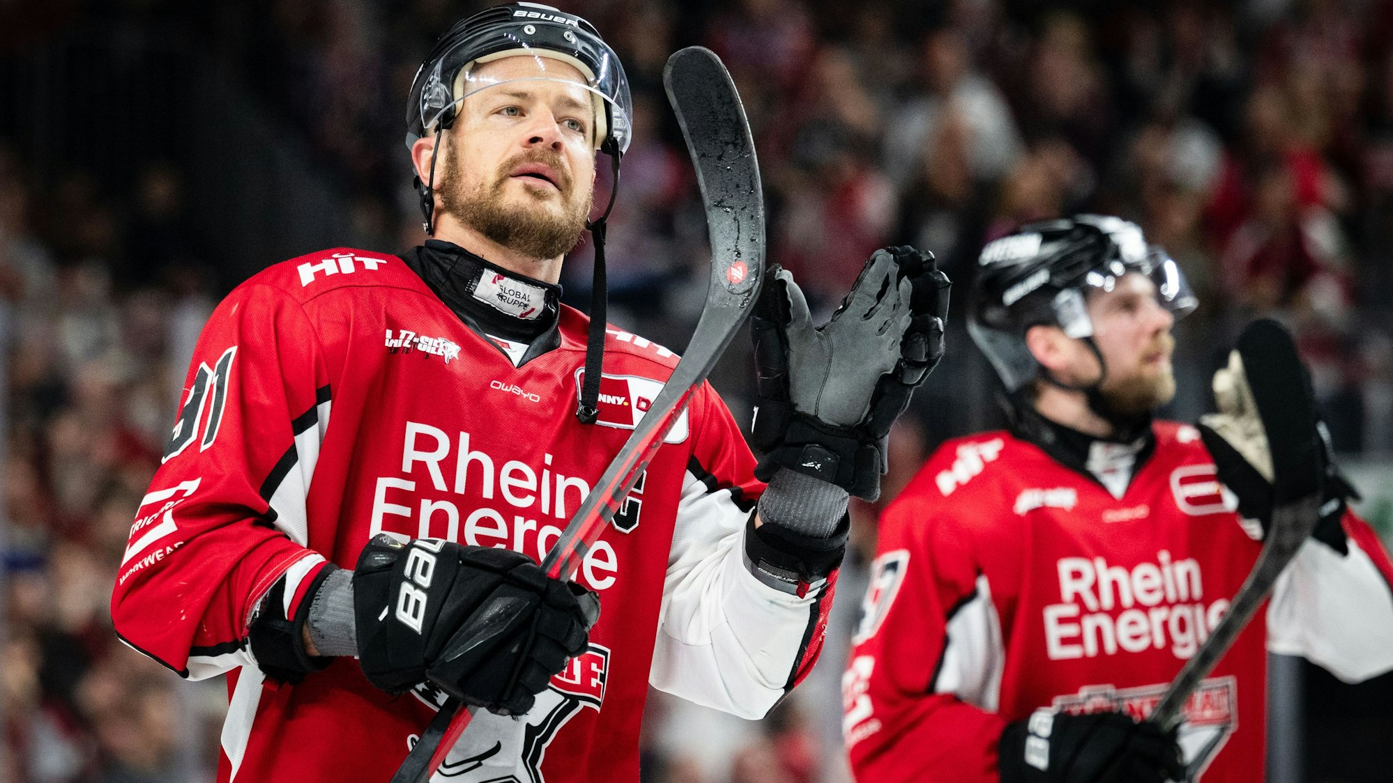 Kölns Moritz Müller bedankt sich nach der Partie bei den Fans. (zu dpa: «DEB-Kapitän Müller vor sechster Final-Niederlage») Foto: Marius Becker/dpa +++ dpa-Bildfunk +++