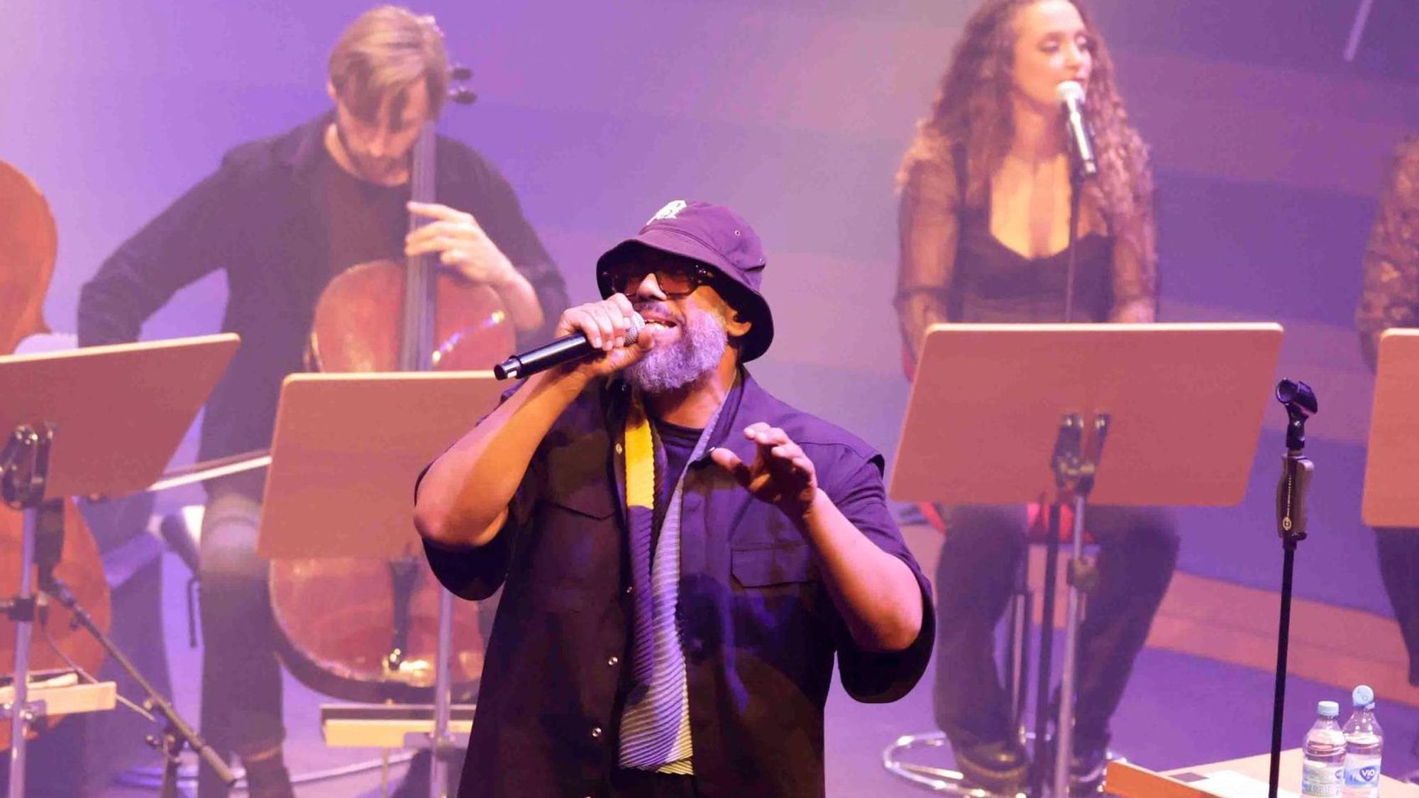 Samy Deluxe mit dem Mikis Takeover Ensemble in Köln.