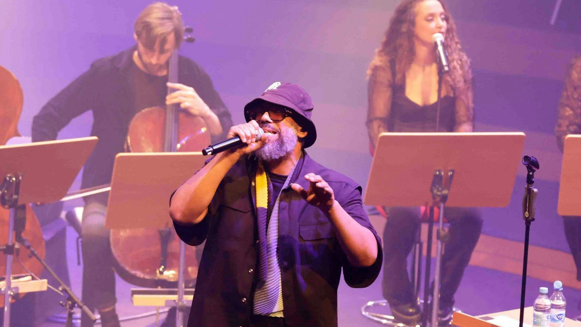 Samy Deluxe mit dem Mikis Takeover Ensemble in Köln.