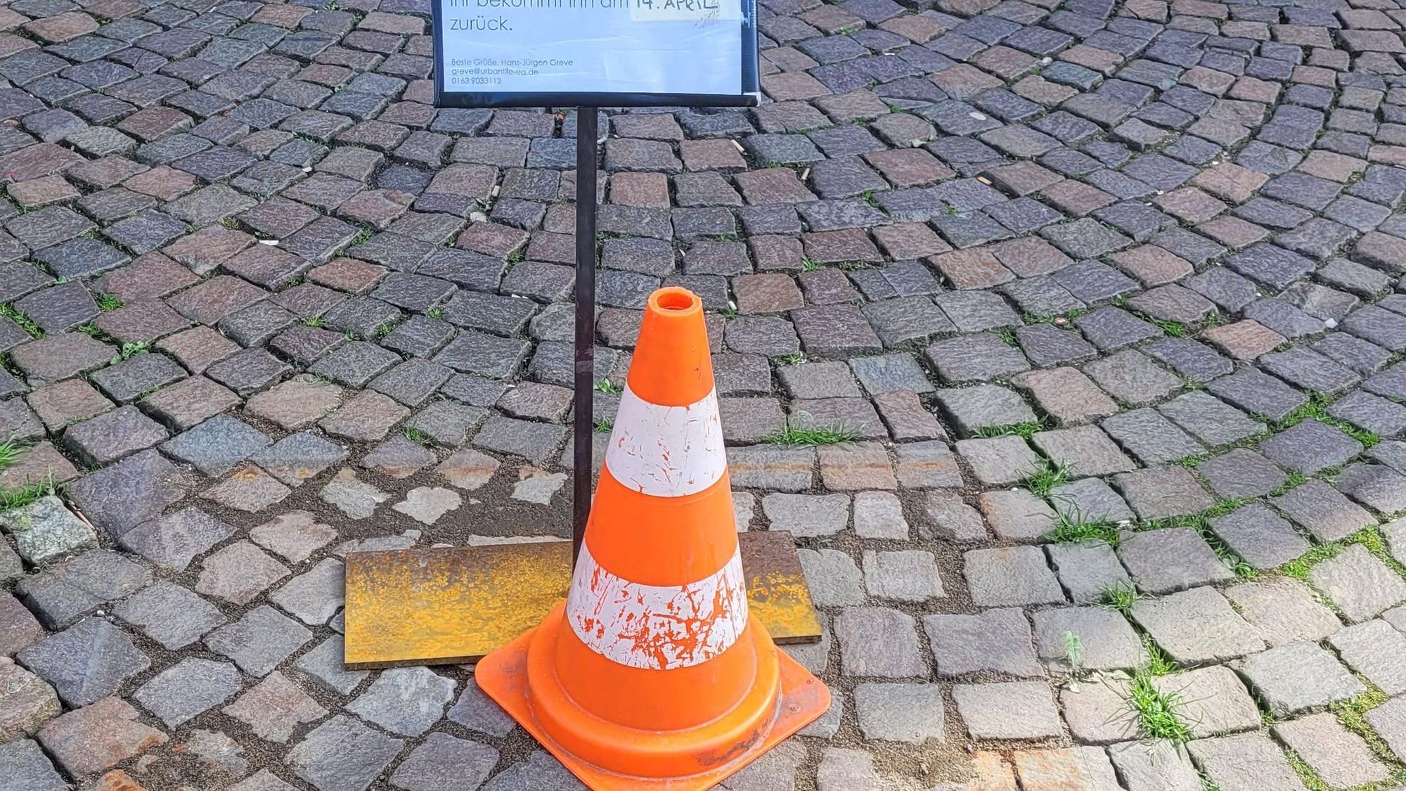 Das Foto zeigt einen Hinweis-Aufsteller: Der Bücherschrank wird repariert