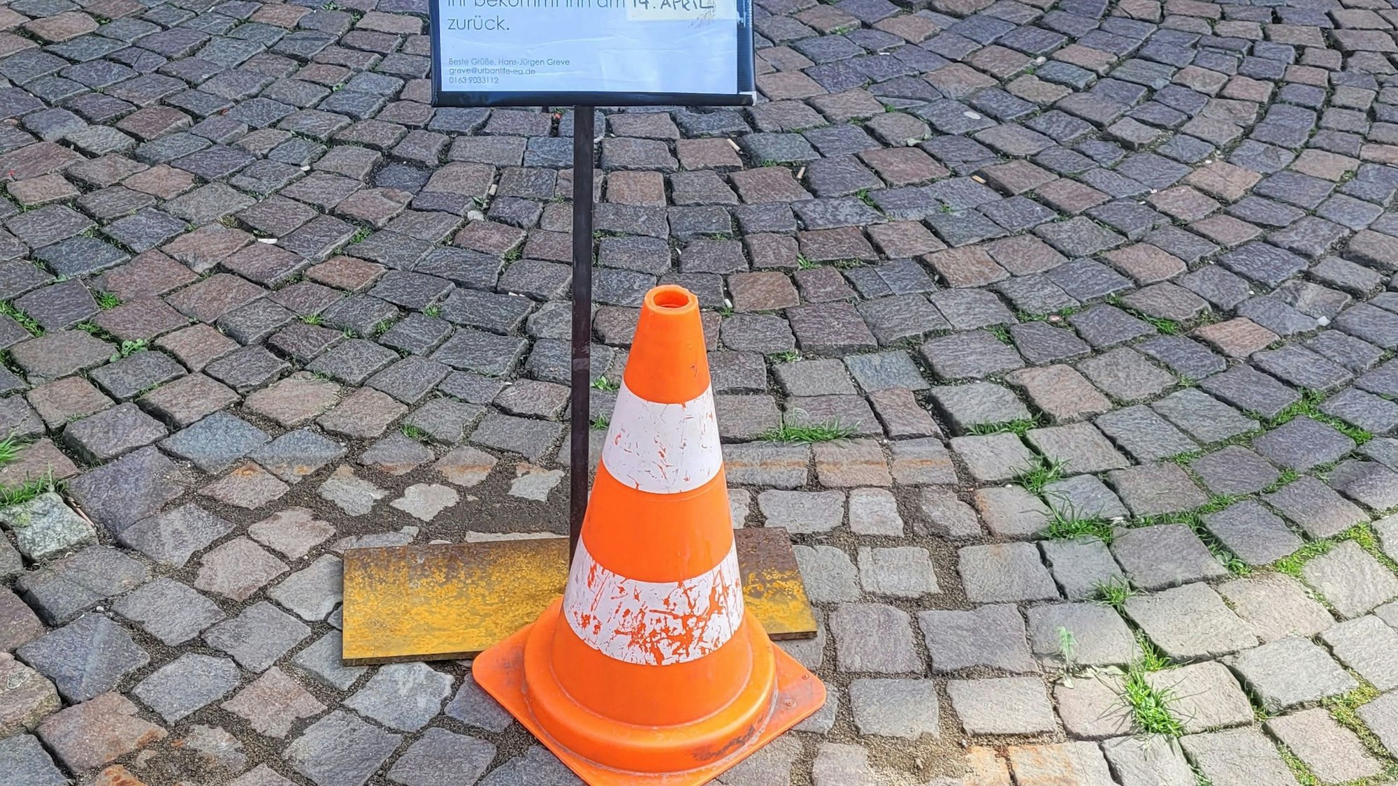 Das Foto zeigt einen Hinweis-Aufsteller: Der Bücherschrank wird repariert
