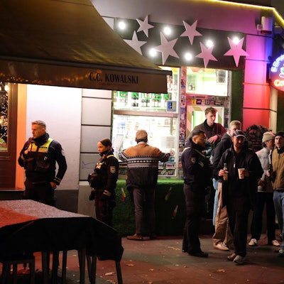 Feiernde am Brüsseler Platz in Köln.
