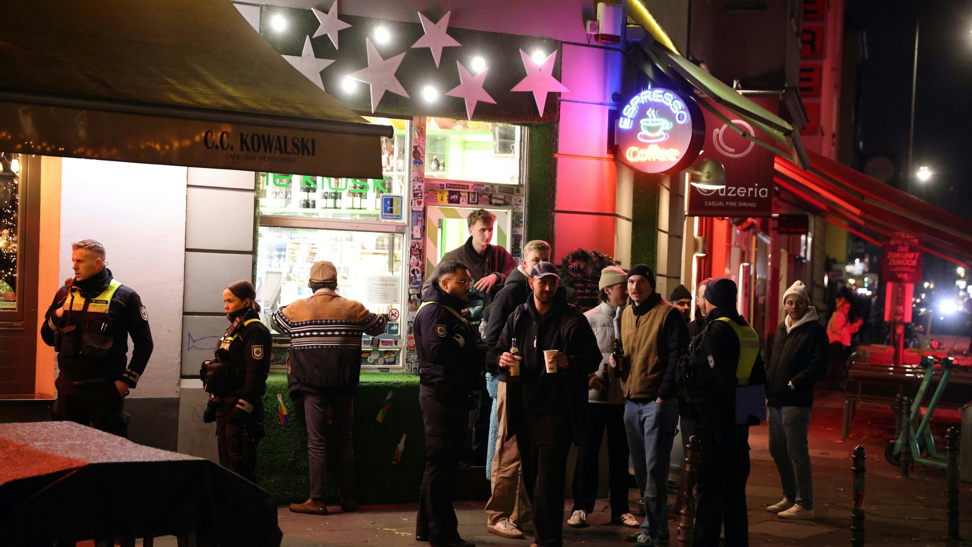 Feiernde am Brüsseler Platz in Köln.