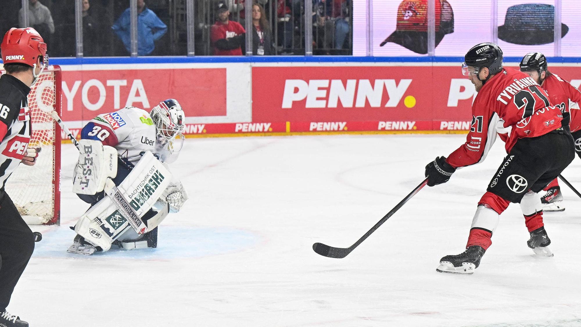 Bezeichnend: Haie-StürmerJuhani Tyrväinen (r. Nr.21) scheitert mit einer Großchance an Berlins Torhüter Jake Hildebrandt (l.).
