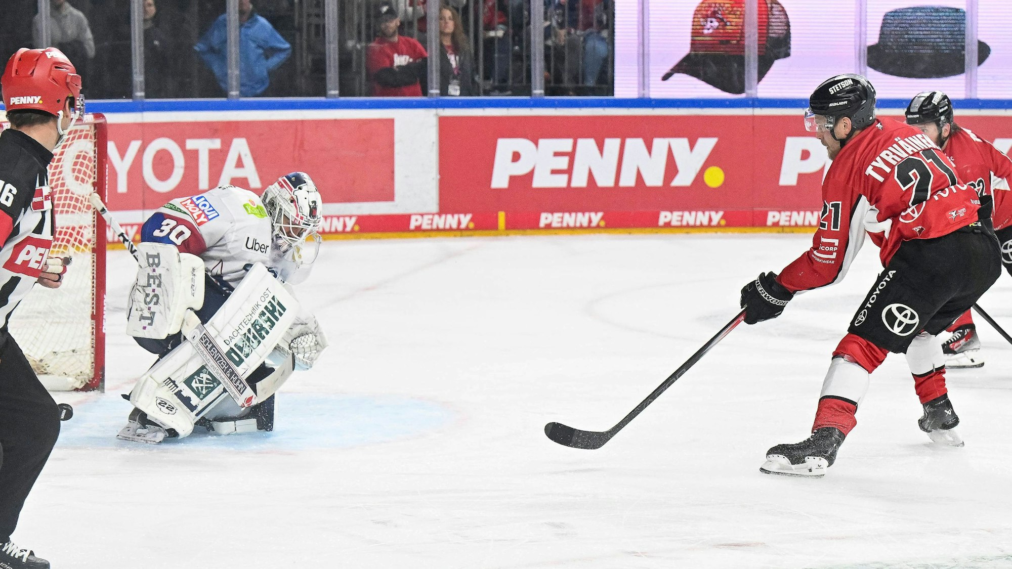Bezeichnend: Haie-StürmerJuhani Tyrväinen (r. Nr.21) scheitert mit einer Großchance an Berlins Torhüter Jake Hildebrandt (l.).