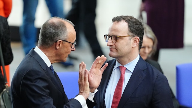 Friedrich Merz (l.) im Gespräch mit Jens Spahn. Die CSU hat offenbar zugestimmt, dass Spahn neuer Fraktionschef der Union werden soll. (Archivbild)