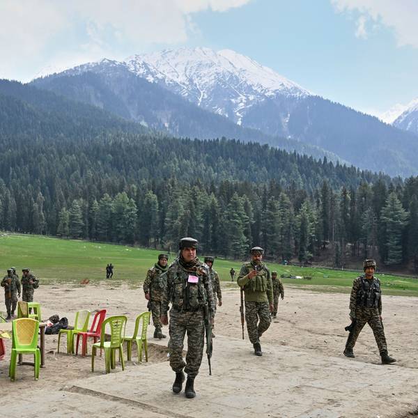 23.04.2025, Indien, Pahalgam: Indische Sicherheitsbeamte inspizieren den Ort in Pahalgam, an dem Militante am Dienstag wahllos das Feuer auf Touristen eröffnet haben. Foto: Uncredited/AP/dpa +++ dpa-Bildfunk +++
