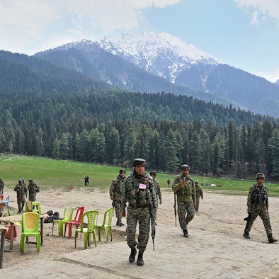 23.04.2025, Indien, Pahalgam: Indische Sicherheitsbeamte inspizieren den Ort in Pahalgam, an dem Militante am Dienstag wahllos das Feuer auf Touristen eröffnet haben. Foto: Uncredited/AP/dpa +++ dpa-Bildfunk +++