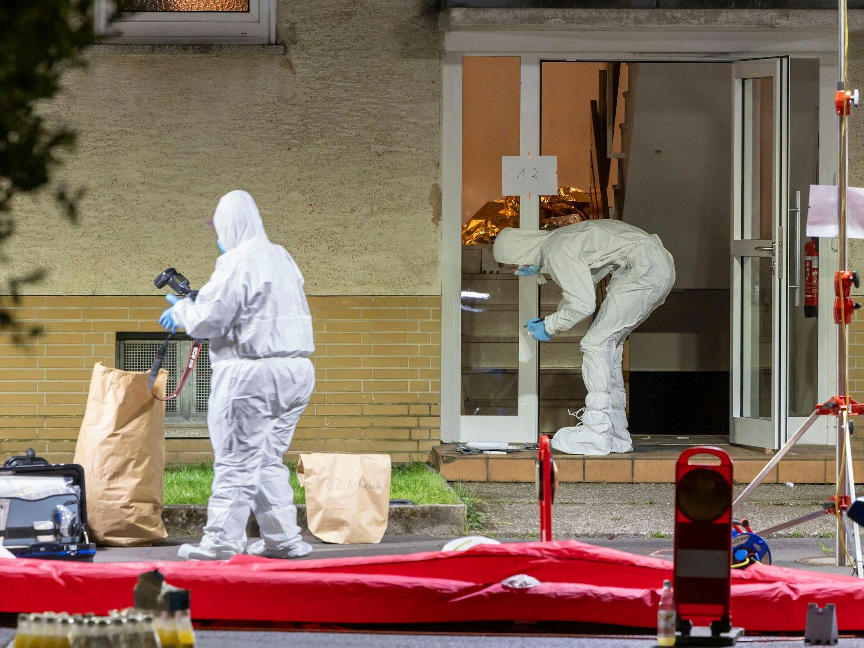 Die Spurensicherung der Polizei arbeitet an einem Tatort, nachem zwei Männer erschossen worden.