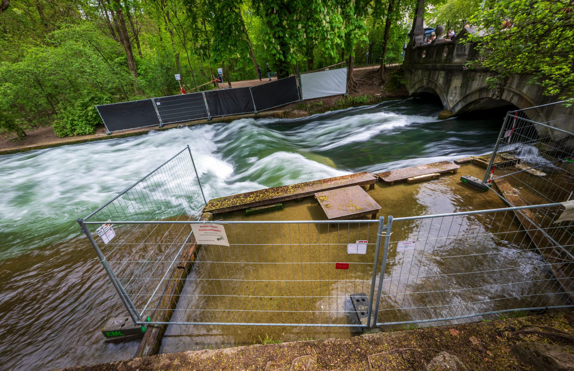 Mit Gittern und Warnschildern ist die künstliche Welle am Eisbach abgesperrt worden.