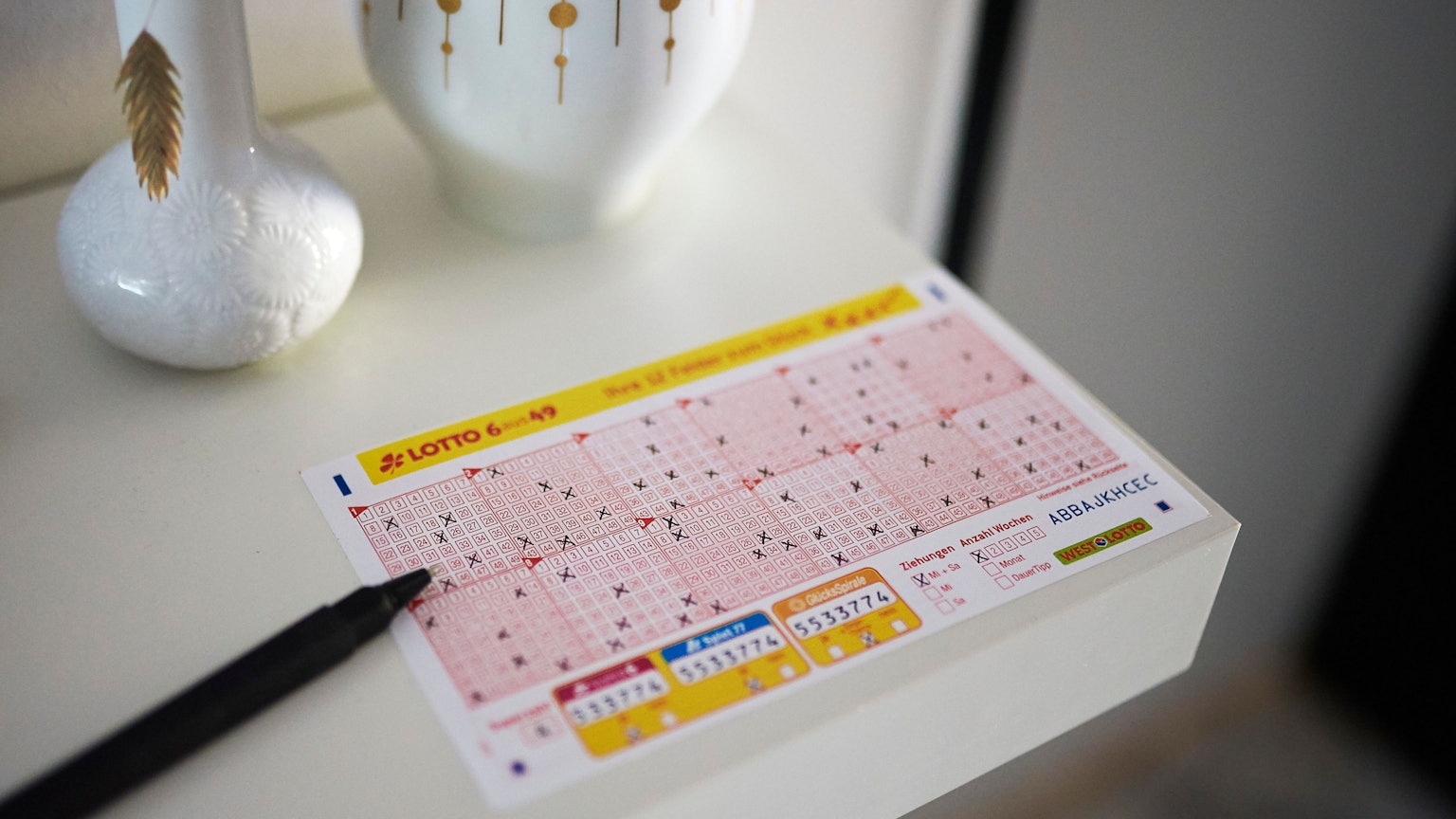 Ein klassischer Spielschein per Hand ausgefüllt – das macht einen Tipper aus dem Raum Köln zum Millionär.