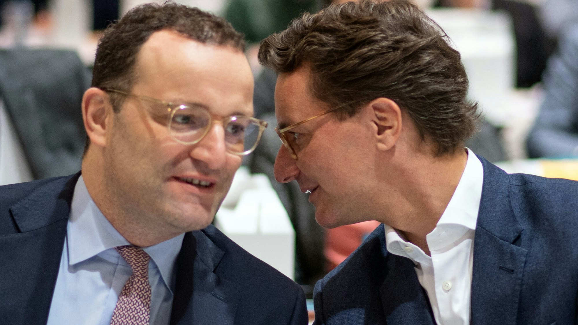 Jens Spahn, Bundesgesundheitsminister (l), und Hendrik Wüst, designierter neuer Landesvorsitzender, unterhalten sich im Plenum auf dem Landesparteitag der CDU Nordrhein-Westfalen.