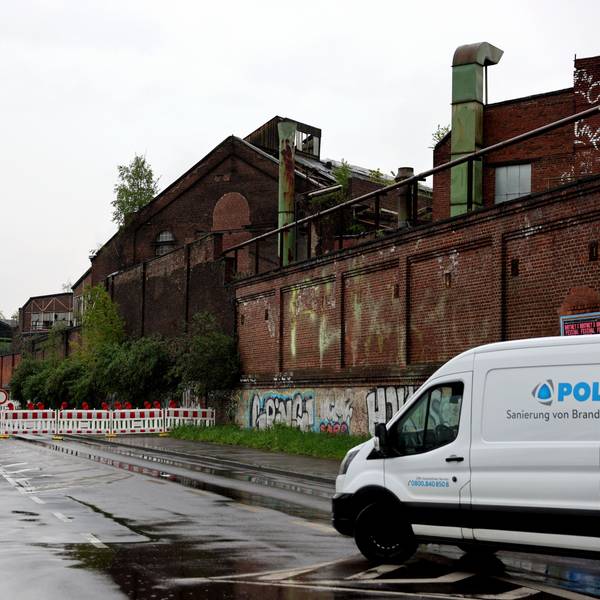 Wendemanöver: Der Auenweg ist auf allen Fahrspuren gesperrt, weil unter anderem Teile der Mauer einsturzgefährdet sind.