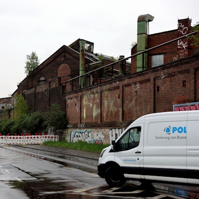 Wendemanöver: Der Auenweg ist auf allen Fahrspuren gesperrt, weil unter anderem Teile der Mauer einsturzgefährdet sind.