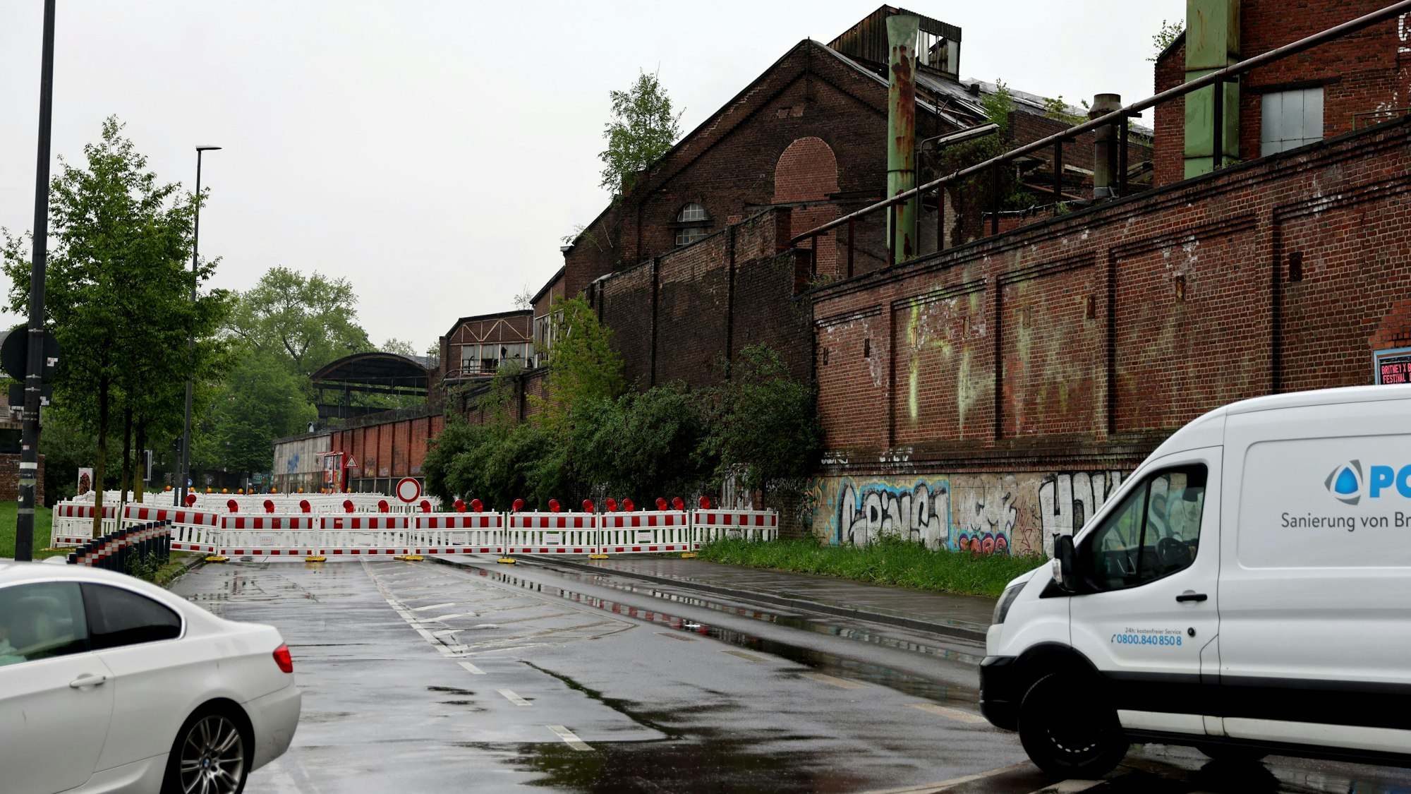 Wendemanöver: Der Auenweg ist auf allen Fahrspuren gesperrt, weil unter anderem Teile der Mauer einsturzgefährdet sind.