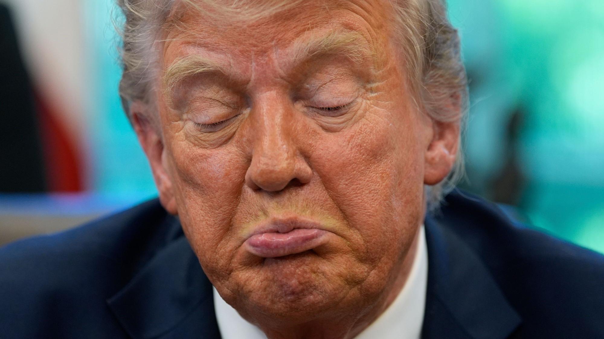 23.04.2025, USA, Washington: US-Präsident Donald Trump spricht mit Reportern nach der Unterzeichnung von Durchführungsverordnungen im Oval Office des Weißen Hauses in Washington. Foto: Alex Brandon/AP/dpa +++ dpa-Bildfunk +++