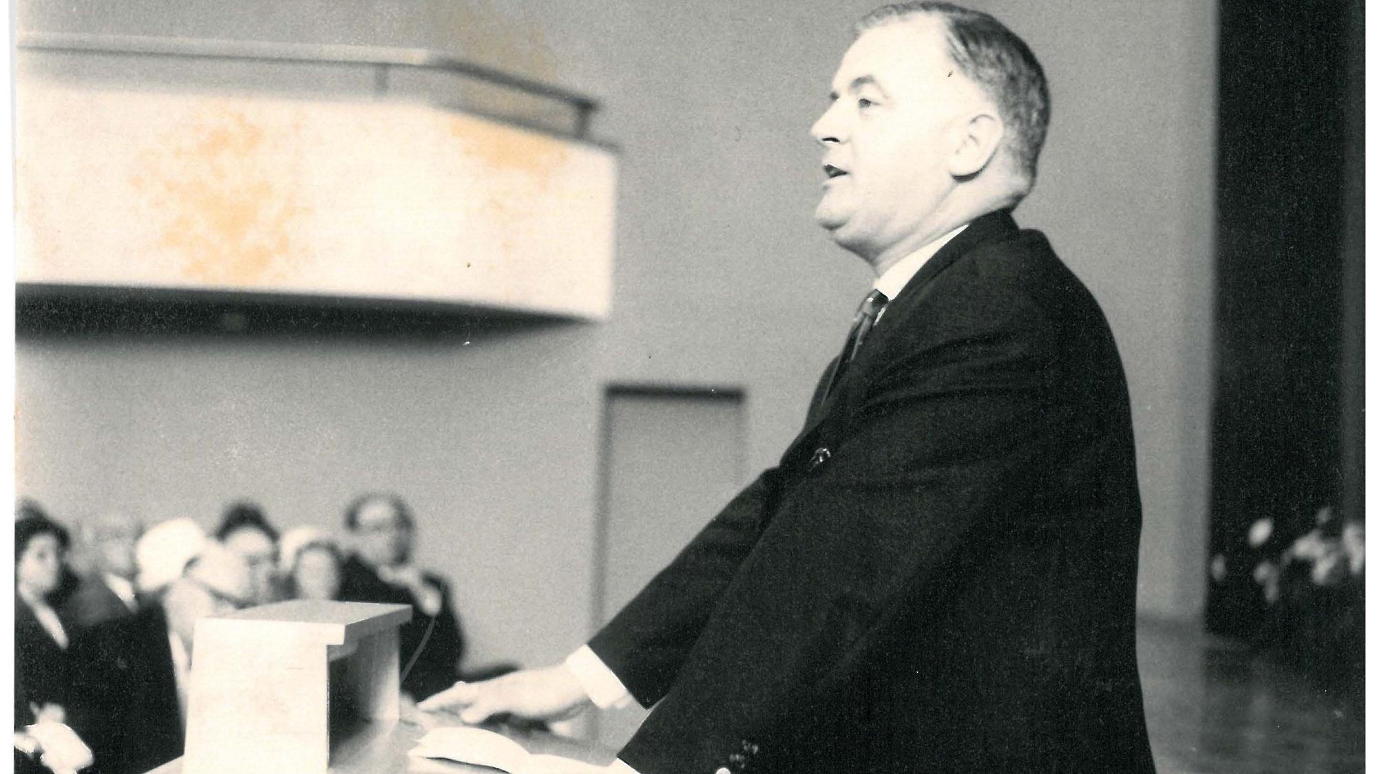 Gerhard Kienbaum bei einem Vortrag.
