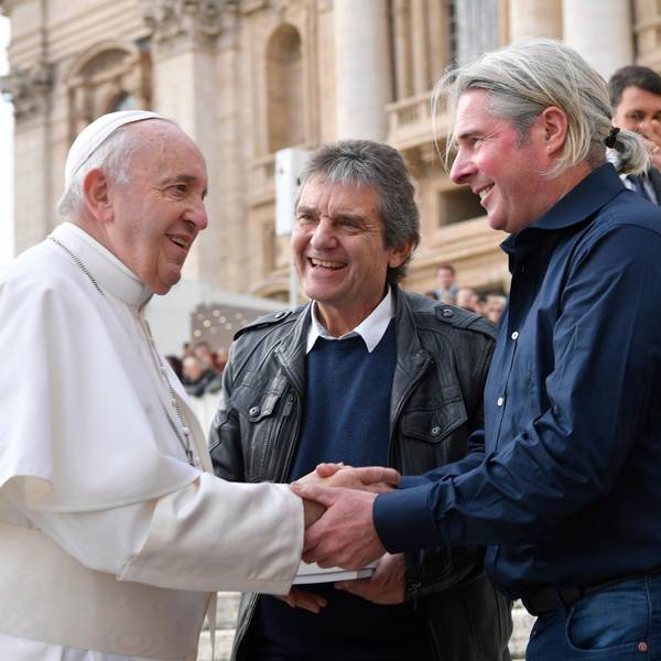 Der Steinmetz Bruno Harich (Zopf) aus Eischeid überbrachte 2019 mit dem Organisator Johannes Heibel einen Mühlstein dem Papst und hatte 22 Minuten lang Zeit, mit ihm sich auszutauschen.