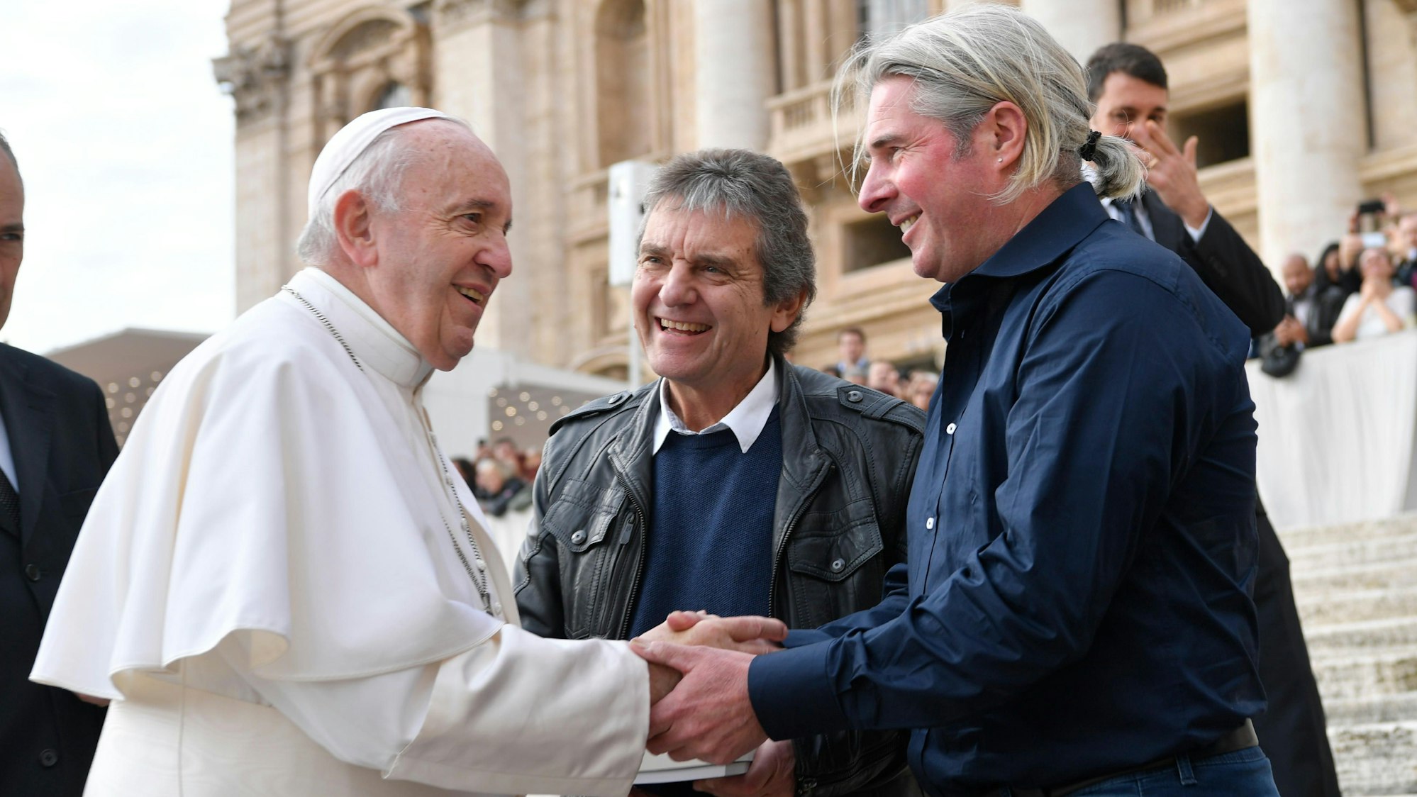 Der Steinmetz Bruno Harich (Zopf) aus Eischeid überbrachte 2019 mit dem Organisator Johannes Heibel einen Mühlstein dem Papst und hatte 22 Minuten lang Zeit, mit ihm sich auszutauschen.