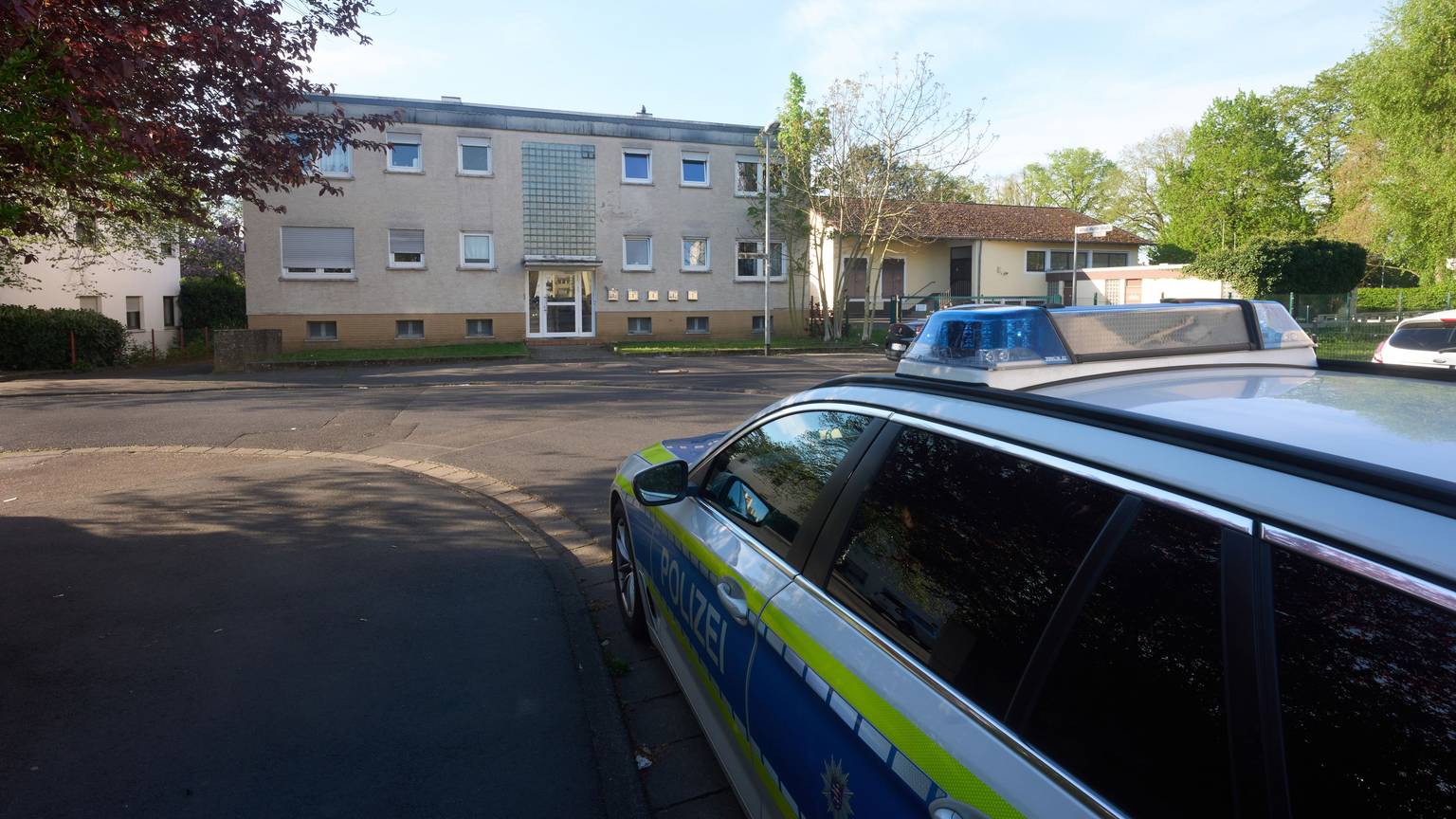 Ein Polizeiwagen steht in der Nähe des Tatorts. Zwei Menschen sind im hessischen Bad Nauheim erschossen worden.